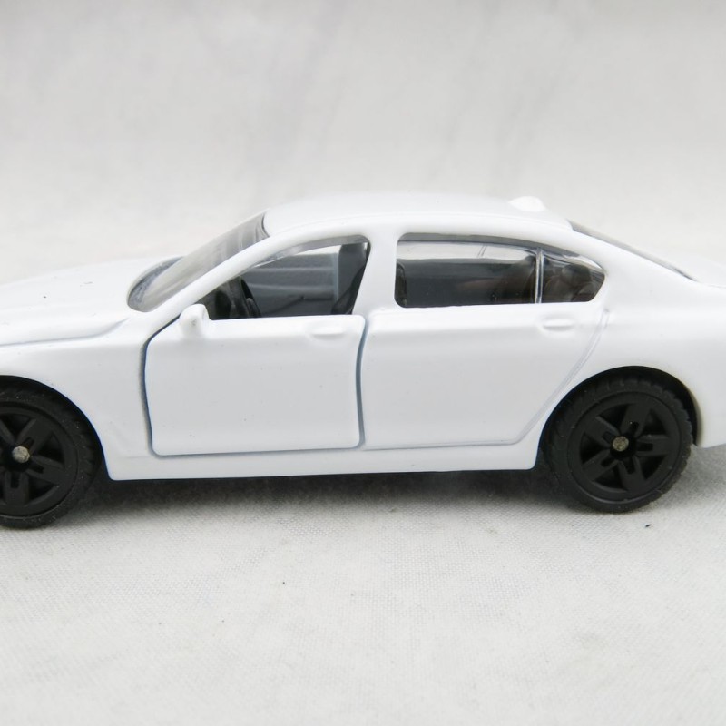 Siku 1509 - BMW 750i Luxury Sedan Car with Tow Bar