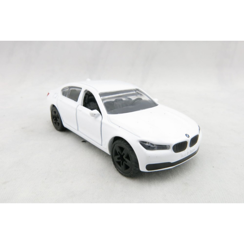 Siku 1509 - BMW 750i Luxury Sedan Car with Tow Bar