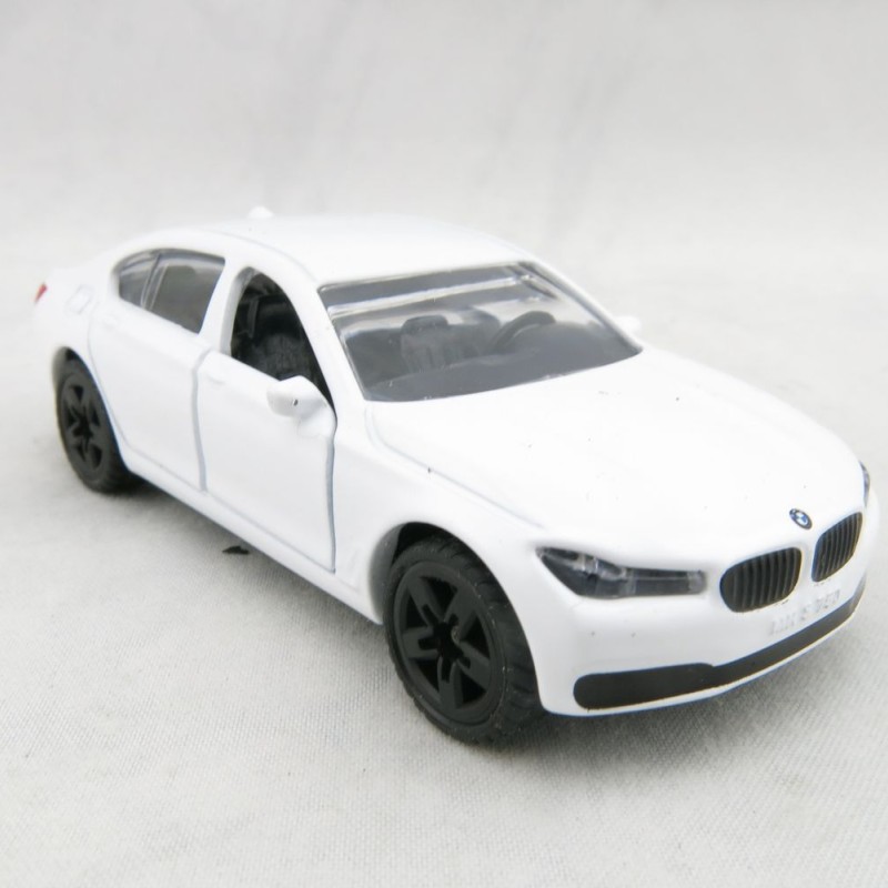Siku 1509 - BMW 750i Luxury Sedan Car with Tow Bar