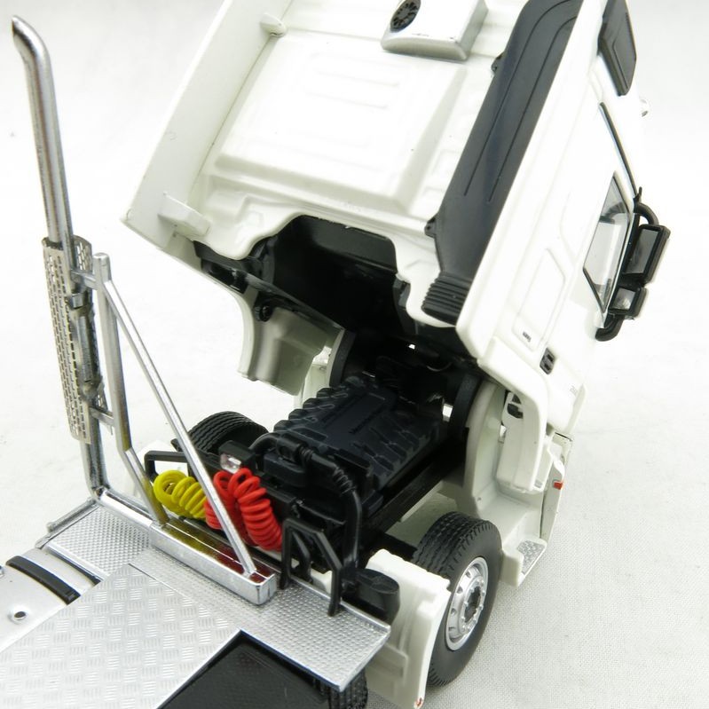 Tekno 73873 - Australian Mercedes Benz MP03 Down Under - 6x4 Prime Mover RHD - Scale 1:50