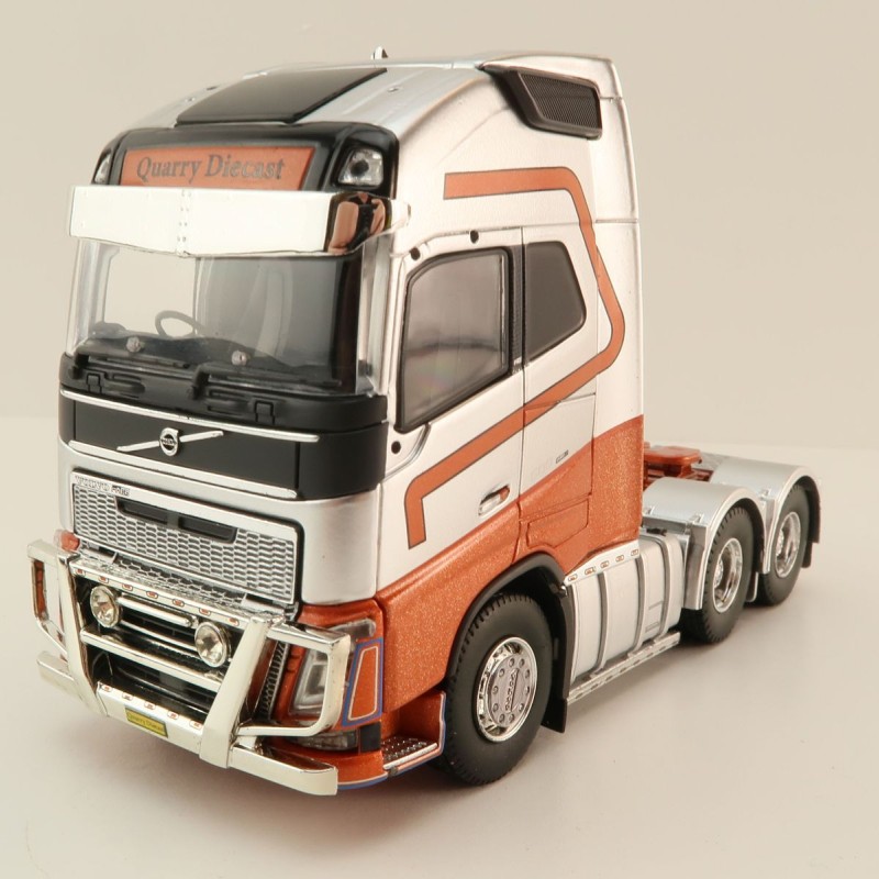 Tekno 83199 - Volvo FH04 Globetrotter XL 6x4 Down Under Silver / Red - Scale 1:50