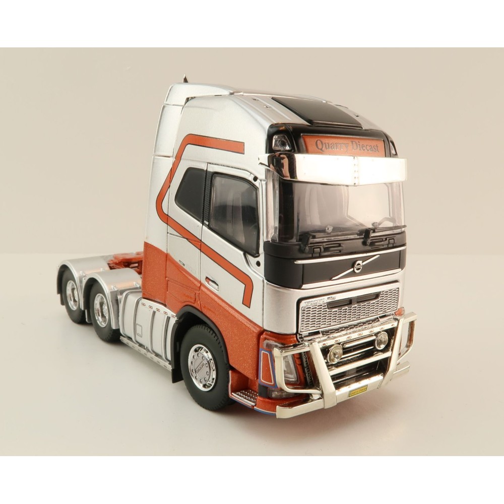 Tekno 83199 - Volvo FH04 Globetrotter XL 6x4 Down Under Silver / Red - Scale 1:50
