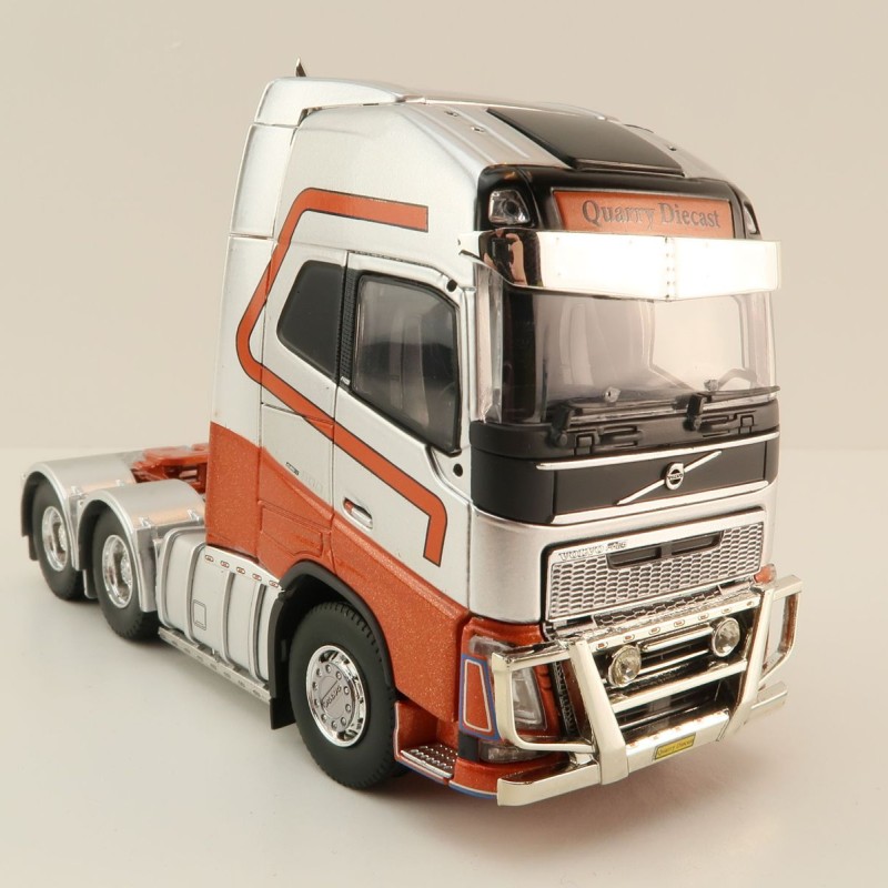 Tekno 83199 - Volvo FH04 Globetrotter XL 6x4 Down Under Silver / Red - Scale 1:50