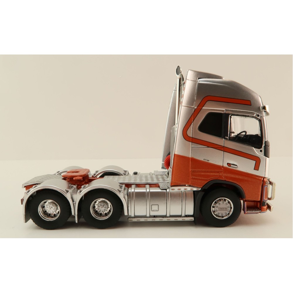 Tekno 83199 - Volvo FH04 Globetrotter XL 6x4 Down Under Silver / Red - Scale 1:50