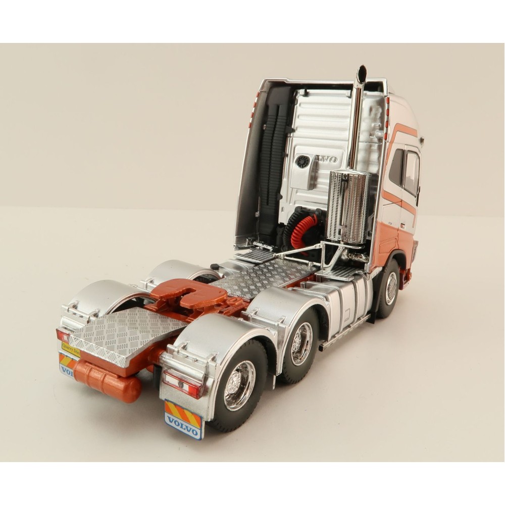 Tekno 83199 - Volvo FH04 Globetrotter XL 6x4 Down Under Silver / Red - Scale 1:50