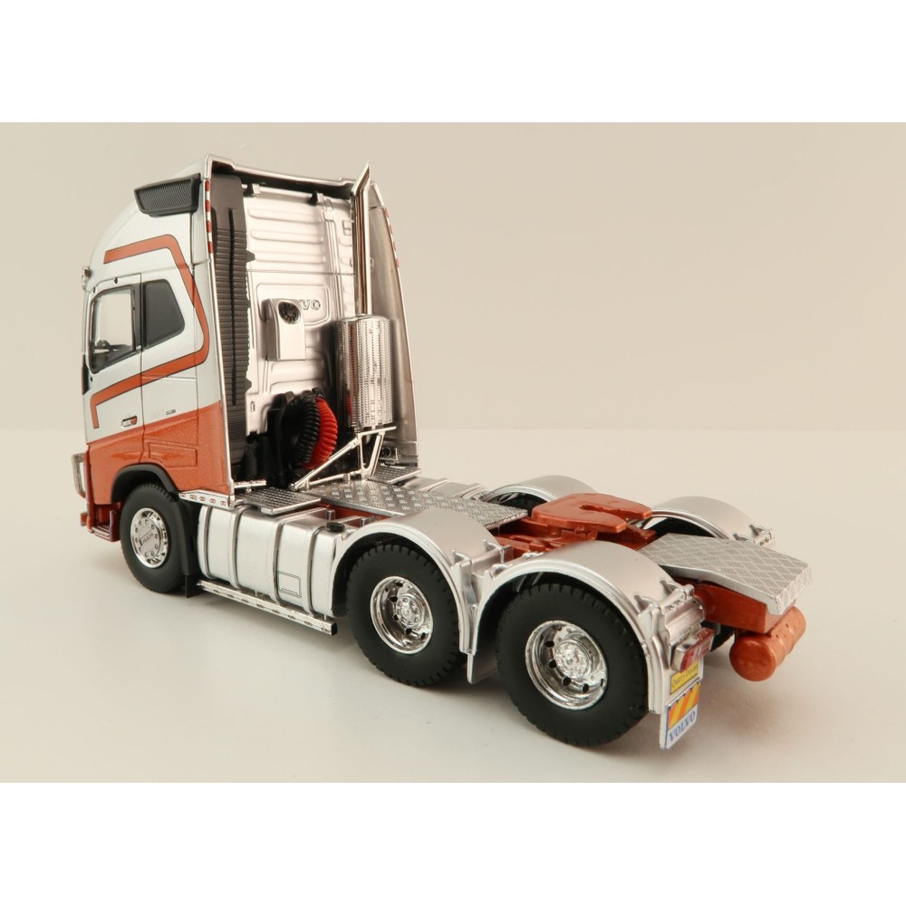 Tekno 83199 - Volvo FH04 Globetrotter XL 6x4 Down Under Silver / Red - Scale 1:50
