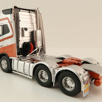 Tekno 83199 - Volvo FH04 Globetrotter XL 6x4 Down Under Silver / Red - Scale 1:50