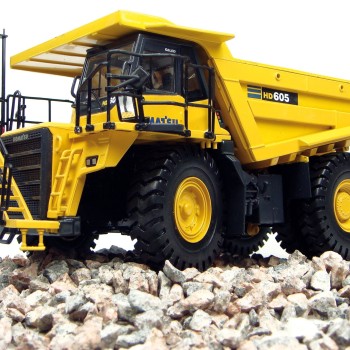 Universal Hobbies UH8009U Komatsu HD605 Mining Dump Truck Rigid 1:50