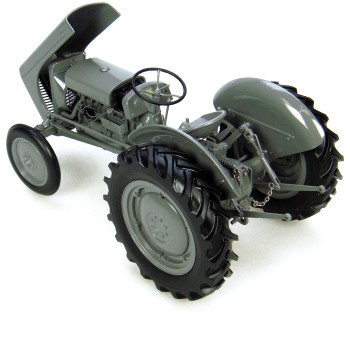 Universal Hobbies UH2690 MASSEY FERGUSON TEA 20 Tractor 1947 Little Grey Fergie Box Squeeze 1:16