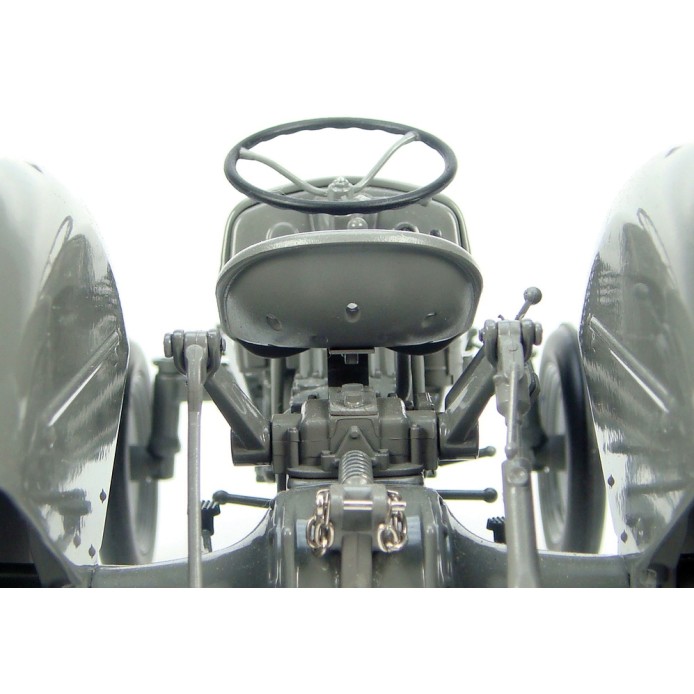 Universal Hobbies UH2690 MASSEY FERGUSON TEA 20 Tractor 1947 Little Grey Fergie Box Squeeze 1:16