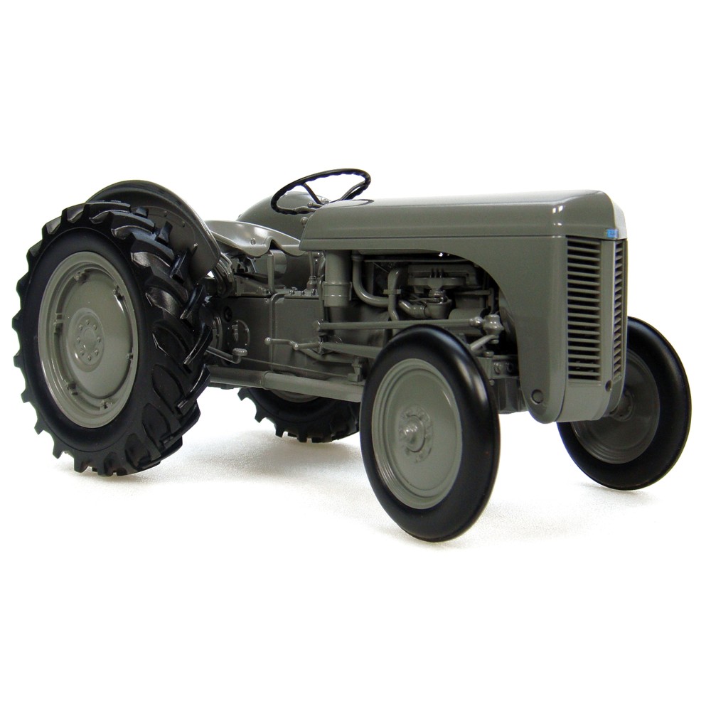 Universal Hobbies UH2690 MASSEY FERGUSON TEA 20 Tractor 1947 Little Grey Fergie Box Squeeze 1:16