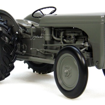 Universal Hobbies UH2690 MASSEY FERGUSON TEA 20 Tractor 1947 Little Grey Fergie Box Squeeze 1:16