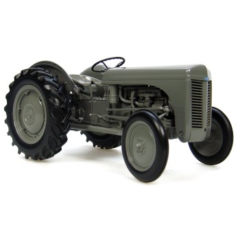 Universal Hobbies UH2690 MASSEY FERGUSON TEA 20 Tractor 1947 Little Grey Fergie Box Squeeze 1:16
