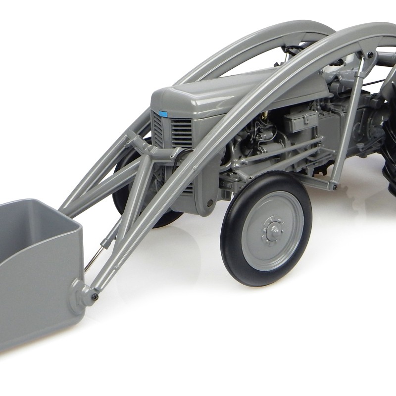 Universal Hobbies UH4171 Ferguson TEA 20 TE20 tractor with Front Loader 1947 1:16