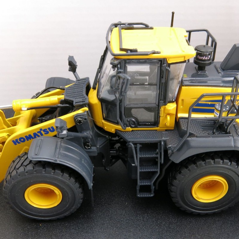 Universal Hobbies UH8146 Komatsu WA475-10 Four Wheel Loader New 2021 Scale 1:50
