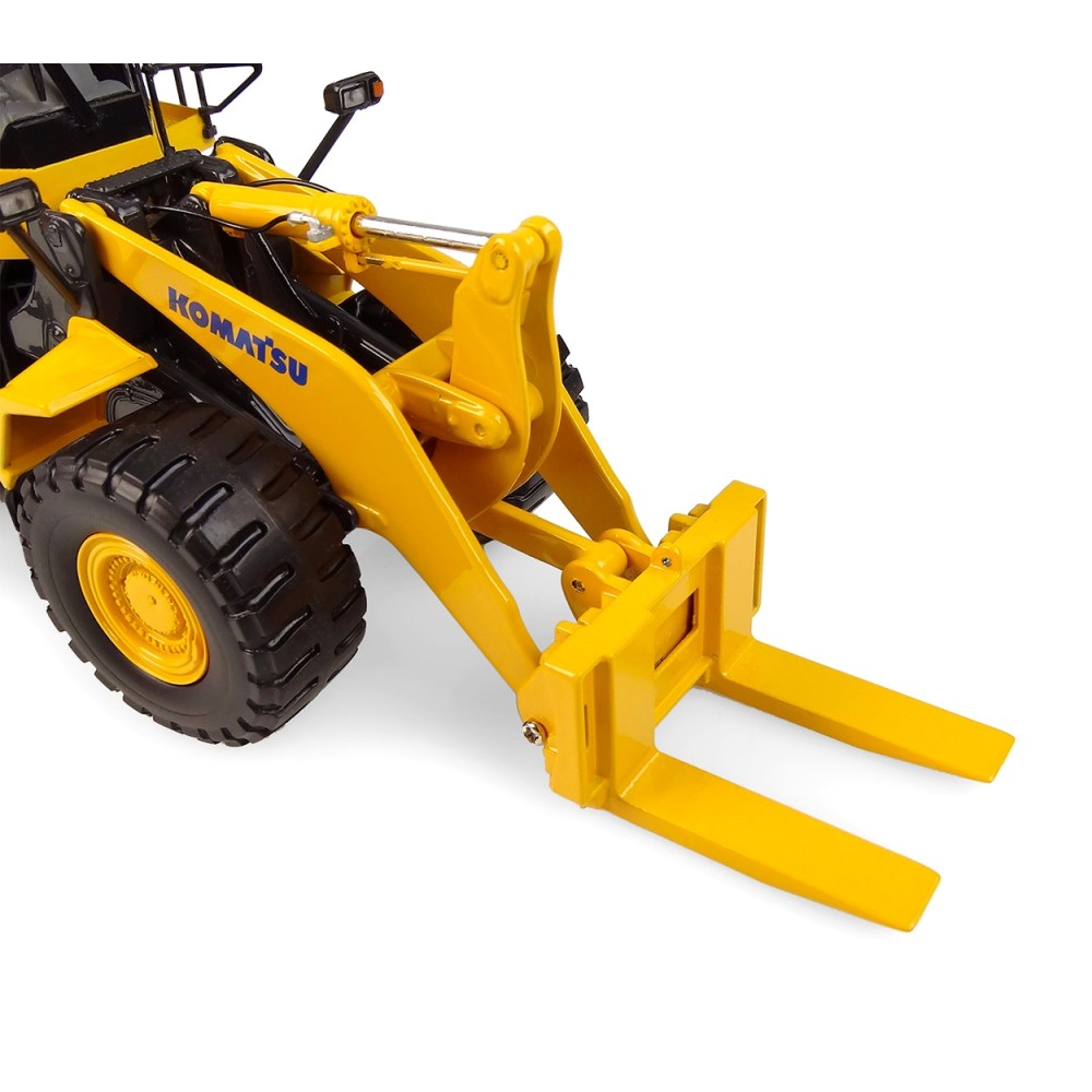 Universal Hobbies UH8153 Komatsu WA600-8 Four Wheel Loader WA600-8 Stone Handler Scale 1:50