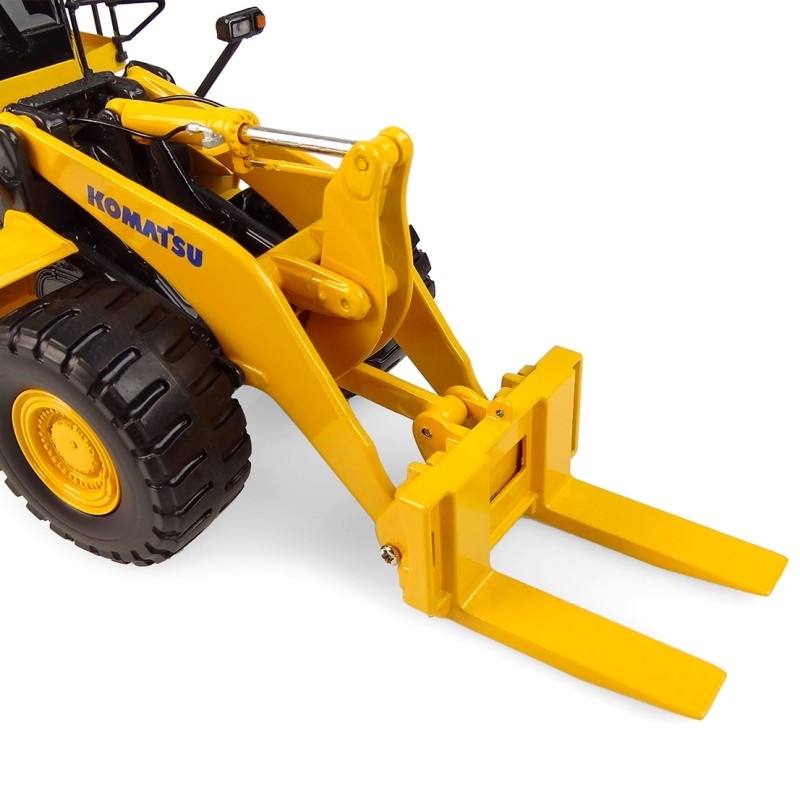 Universal Hobbies UH8153 Komatsu WA600-8 Four Wheel Loader WA600-8 Stone Handler Scale 1:50