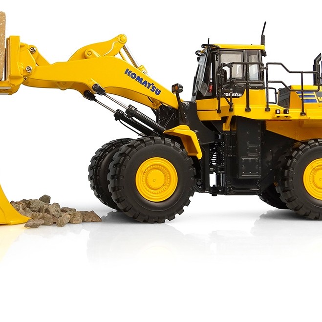 Universal Hobbies UH8153 Komatsu WA600-8 Four Wheel Loader WA600-8 Stone Handler Scale 1:50