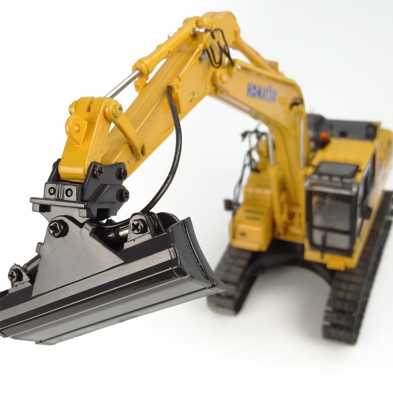 Universal Hobbies UH8157 Komatsu PC210 LCi-11 IMC 2.0 Excavator 1:50