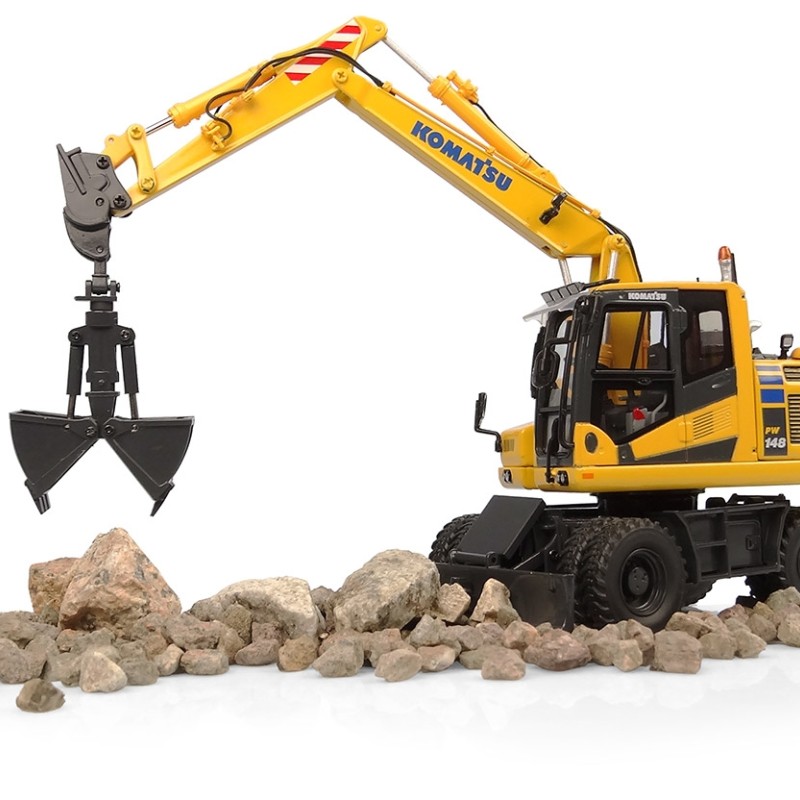 Universal Hobbies UH8162 Komatsu PW148-11 Wheeled Excavator with Bucket and Clamshell - Scale 1:50