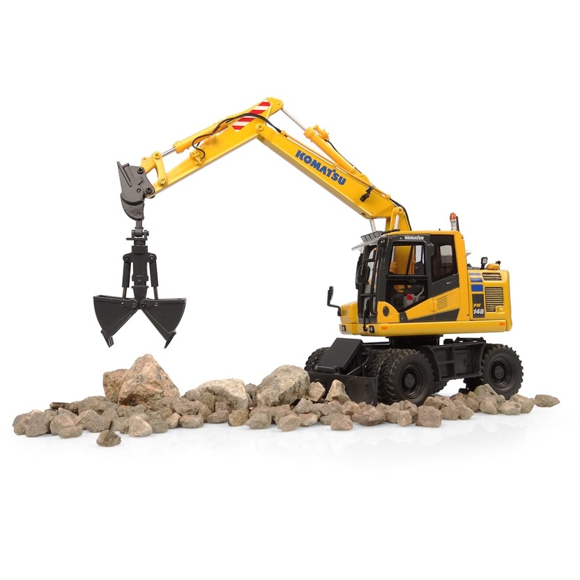 Universal Hobbies UH8162 Komatsu PW148-11 Wheeled Excavator with Bucket and Clamshell - Scale 1:50