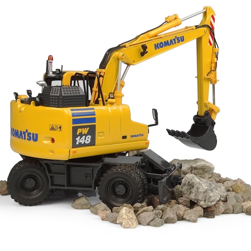 Universal Hobbies UH8162 Komatsu PW148-11 Wheeled Excavator with Bucket and Clamshell - Scale 1:50