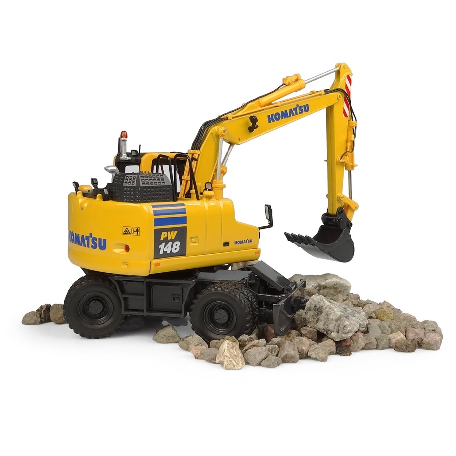 Universal Hobbies UH8162 Komatsu PW148-11 Wheeled Excavator with Bucket and Clamshell - Scale 1:50