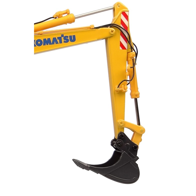 Universal Hobbies UH8162 Komatsu PW148-11 Wheeled Excavator with Bucket and Clamshell - Scale 1:50