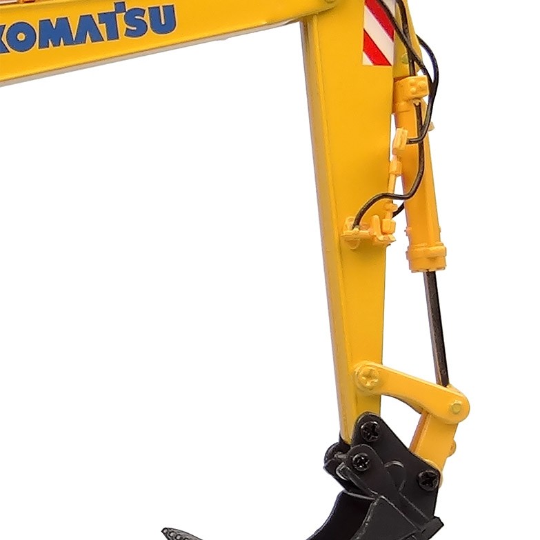 Universal Hobbies UH8162 Komatsu PW148-11 Wheeled Excavator with Bucket and Clamshell - Scale 1:50