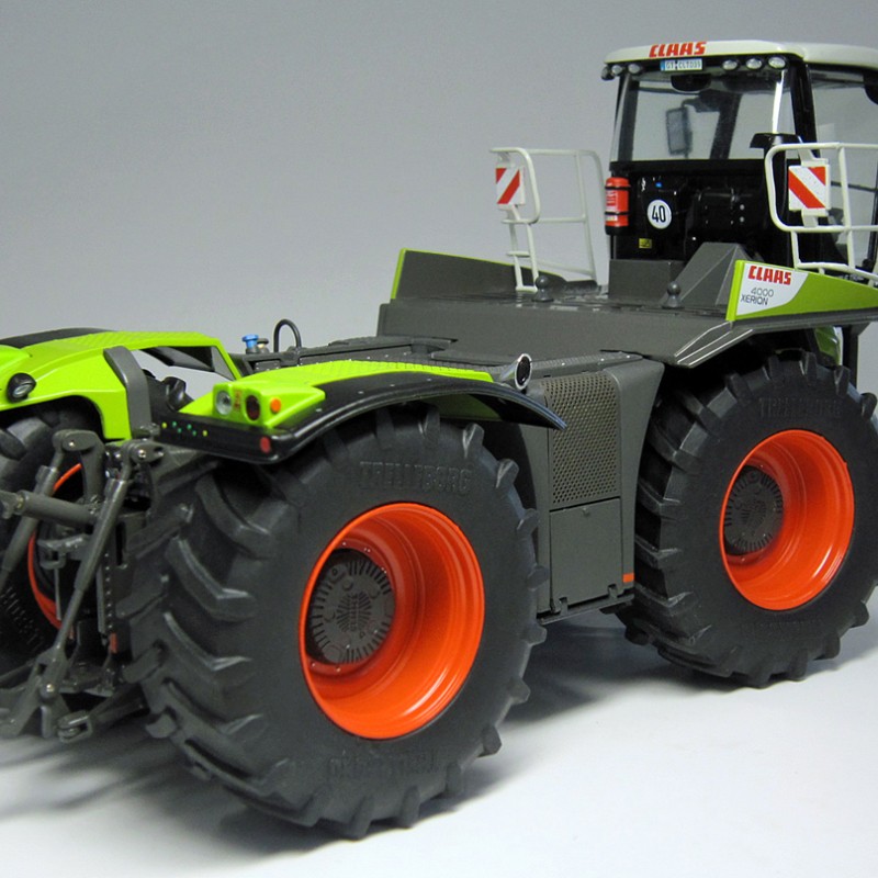 Weise Toys 1030 Claas Xerion 4000 Saddle Trac Tractor - Scale 1:32