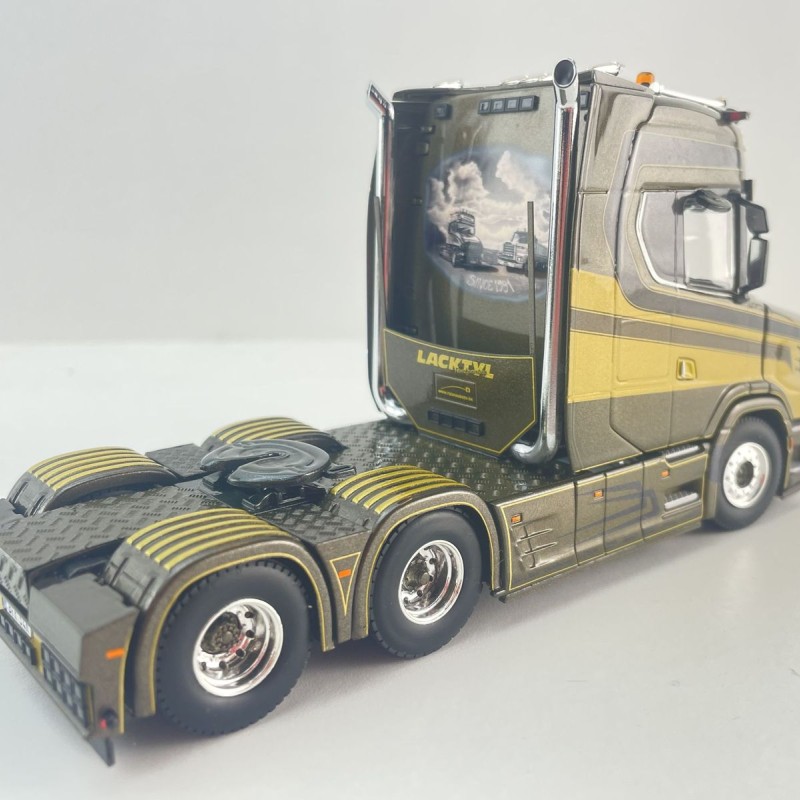 WSI 01-4726 - Vlastuin Torpedo 6x2 Tag Axle Prime Mover - Laros Akeri AB - Scale 1:50