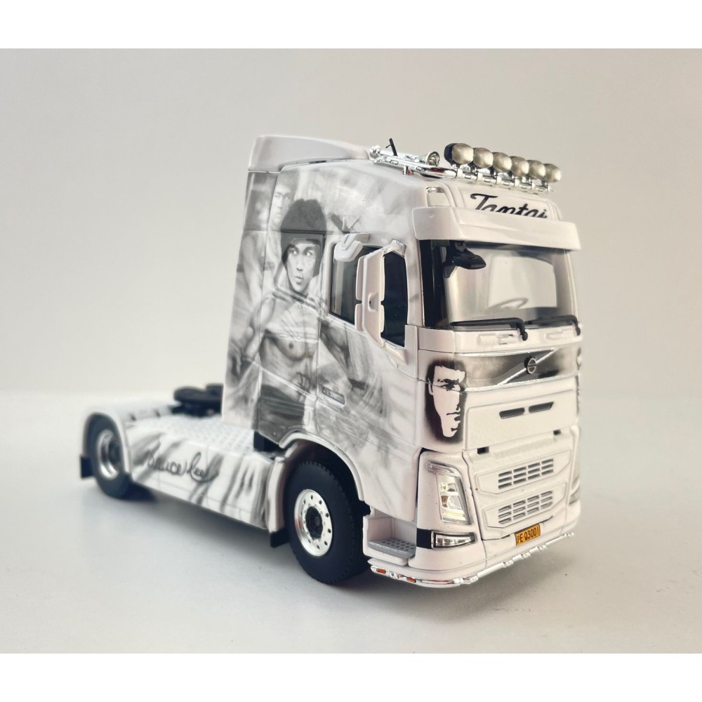 WSI 01-4830 - Volvo FH4 Globetrotter 4x2 Truck - Tantai - Bruce Lee - Scale 1:50