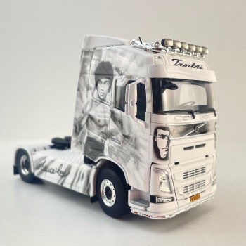 WSI 01-4830 - Volvo FH4 Globetrotter 4x2 Truck - Tantai - Bruce Lee - Scale 1:50