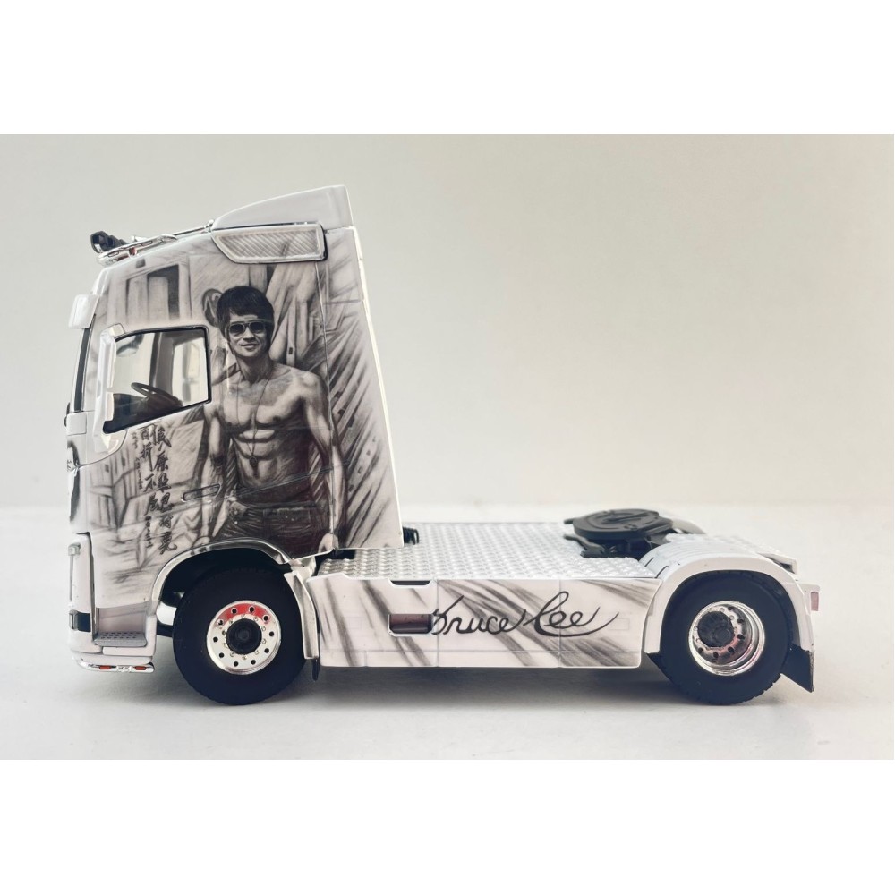 WSI 01-4830 - Volvo FH4 Globetrotter 4x2 Truck - Tantai - Bruce Lee - Scale 1:50