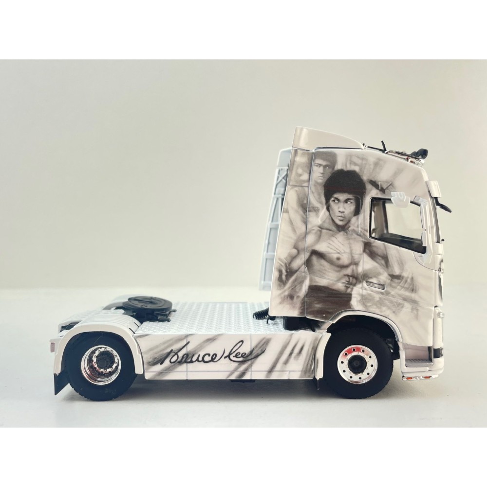 WSI 01-4830 - Volvo FH4 Globetrotter 4x2 Truck - Tantai - Bruce Lee - Scale 1:50