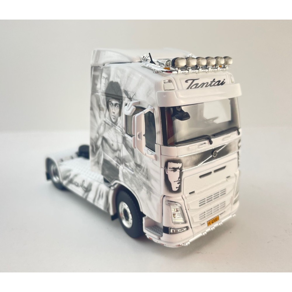 WSI 01-4830 - Volvo FH4 Globetrotter 4x2 Truck - Tantai - Bruce Lee - Scale 1:50