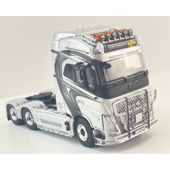 WSI 01-4963 - Volvo FH5 Globetrotter XL 6x2 Tag Axle Prime Mover - Tank Cargo - Scale 1:50