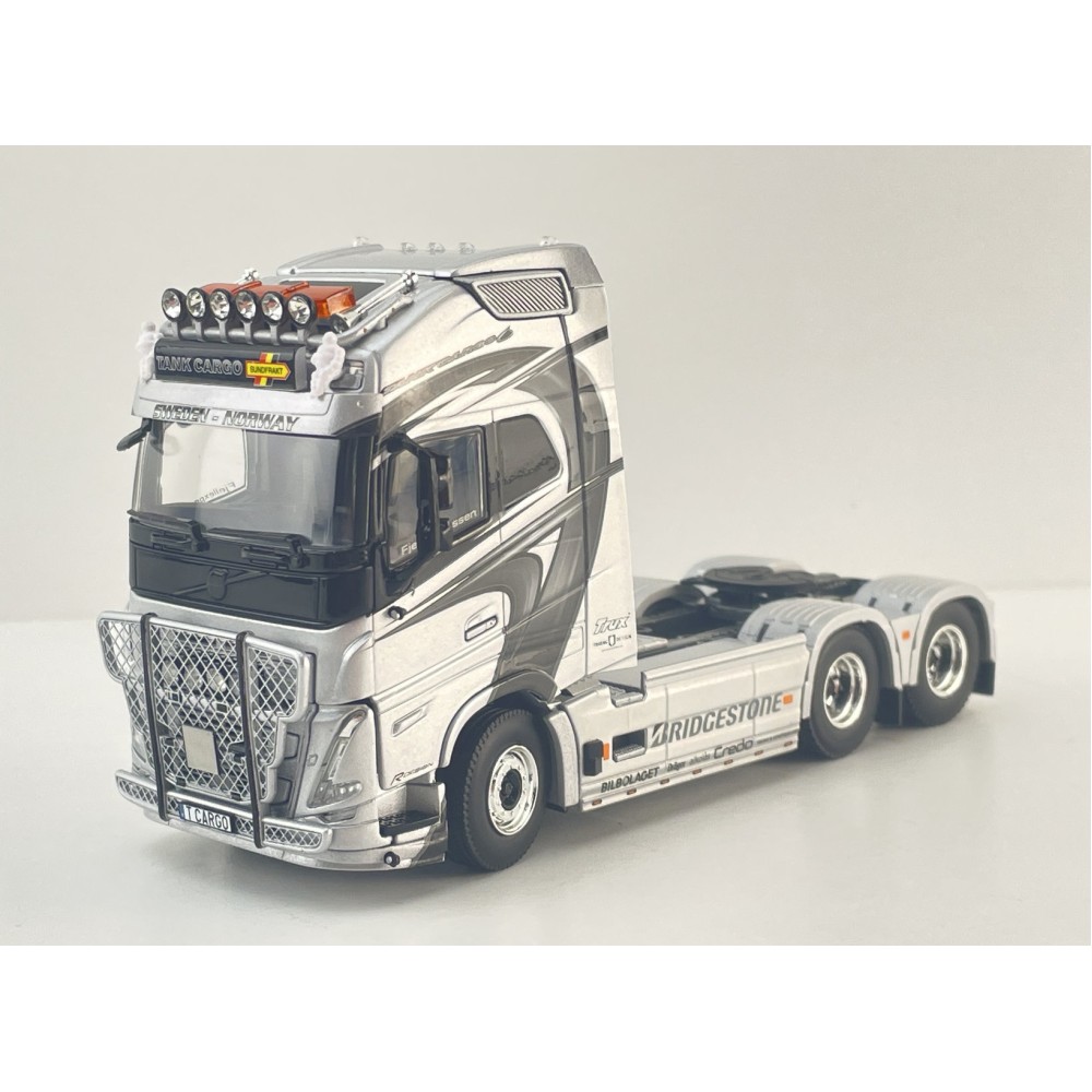 WSI 01-4963 - Volvo FH5 Globetrotter XL 6x2 Tag Axle Prime Mover - Tank Cargo - Scale 1:50