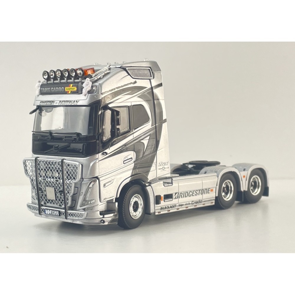WSI 01-4963 - Volvo FH5 Globetrotter XL 6x2 Tag Axle Prime Mover - Tank Cargo - Scale 1:50