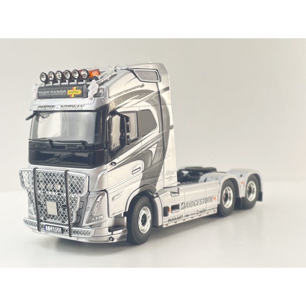 WSI 01-4963 - Volvo FH5 Globetrotter XL 6x2 Tag Axle Prime Mover - Tank Cargo - Scale 1:50