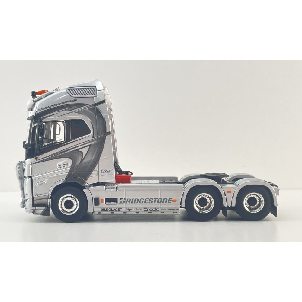 WSI 01-4963 - Volvo FH5 Globetrotter XL 6x2 Tag Axle Prime Mover - Tank Cargo - Scale 1:50