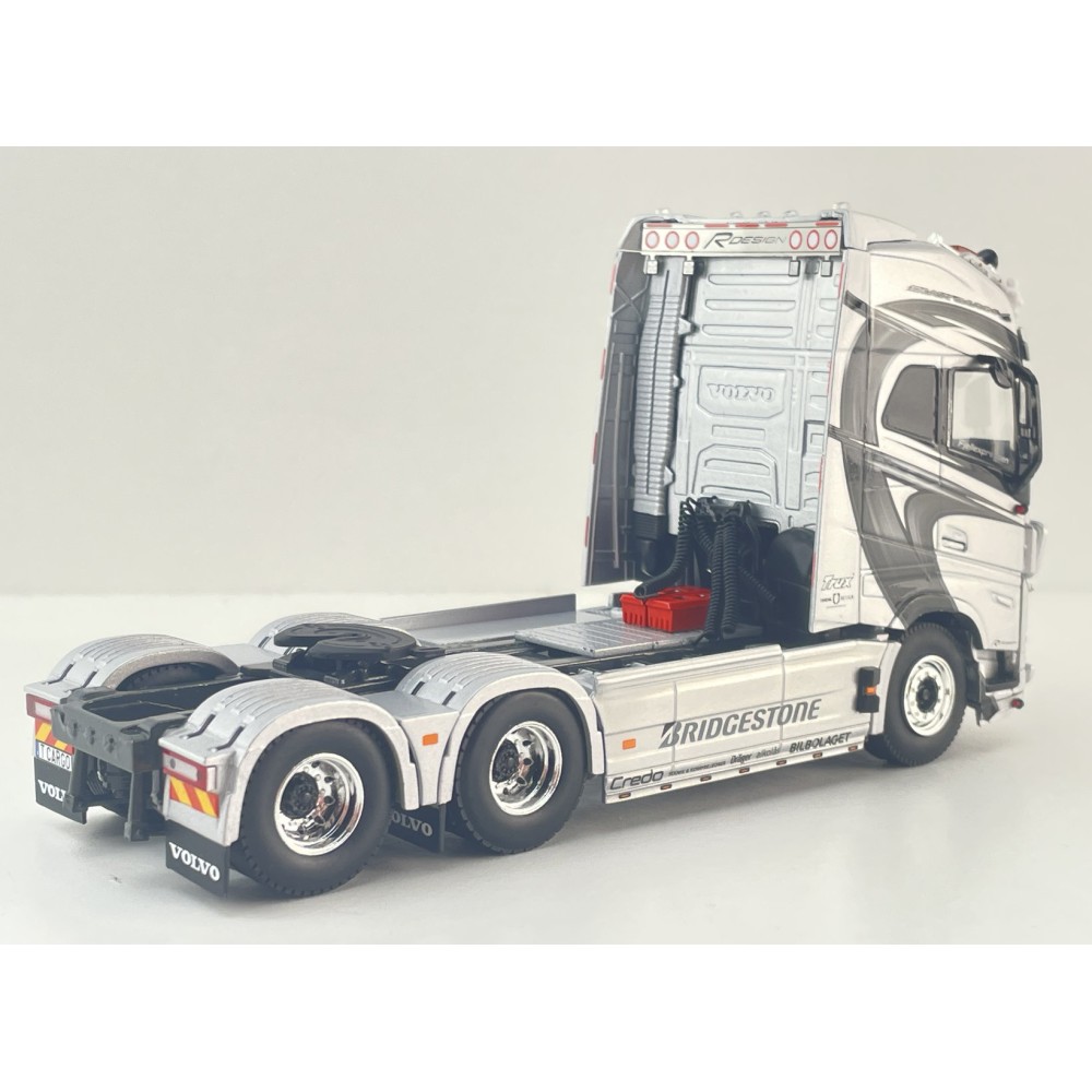 WSI 01-4963 - Volvo FH5 Globetrotter XL 6x2 Tag Axle Prime Mover - Tank Cargo - Scale 1:50