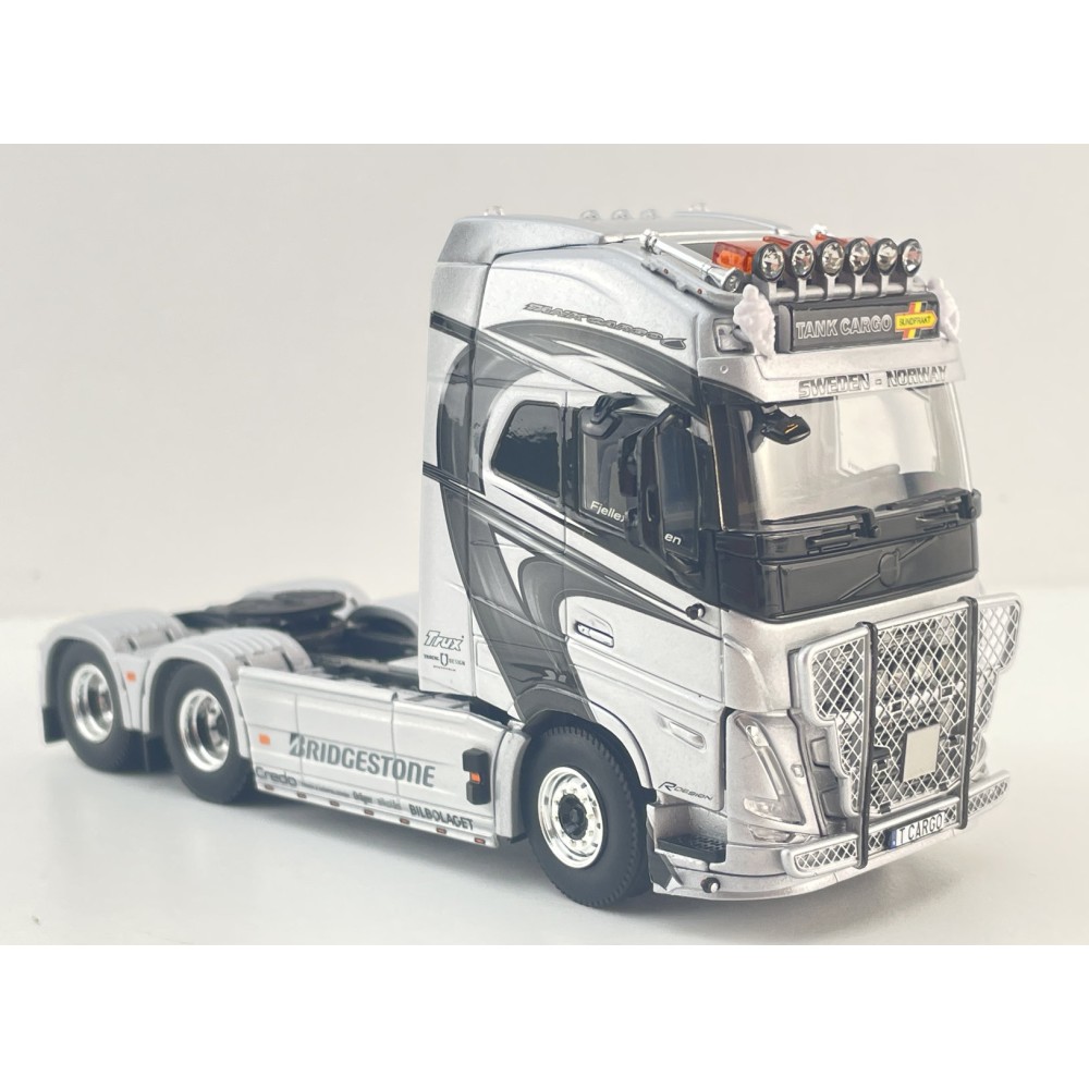 WSI 01-4963 - Volvo FH5 Globetrotter XL 6x2 Tag Axle Prime Mover - Tank Cargo - Scale 1:50