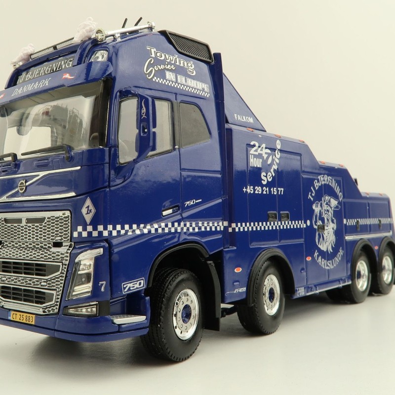 WSI 01-3706 Volvo FH4 Globetrotter XL 8x4 Falkom Wrecker Truck - TJ Bjergning - Scale 1:50
