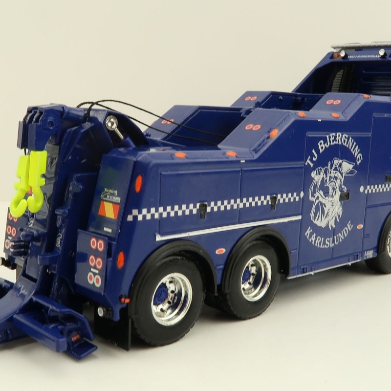 WSI 01-3706 Volvo FH4 Globetrotter XL 8x4 Falkom Wrecker Truck - TJ Bjergning - Scale 1:50