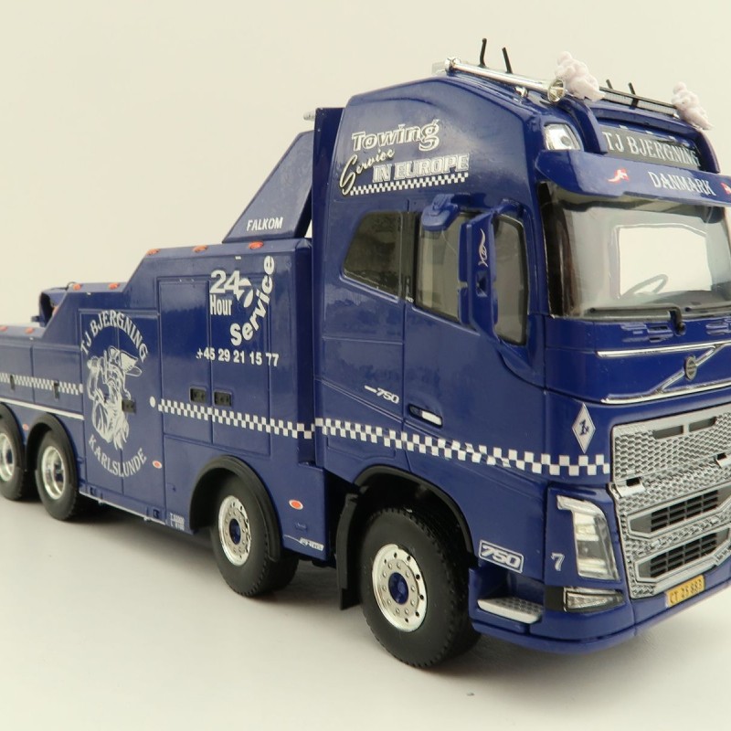 WSI 01-3706 Volvo FH4 Globetrotter XL 8x4 Falkom Wrecker Truck - TJ Bjergning - Scale 1:50