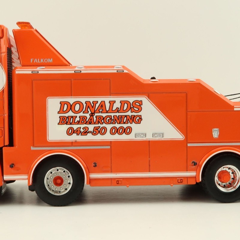 WSI 01-3872 Volvo FH5 Globetrotter XL 8x4 Falkom Wrecker Truck - Donald's Bilbargning - Scale 1:50