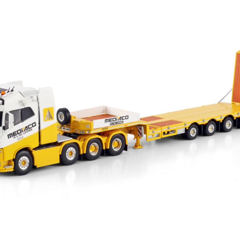 WSI 01-4753 – VOLVO FH4 Globetrotter 8x4 Prime Mover with 4-axle Low Loader – Mediaco - Scale 1:50