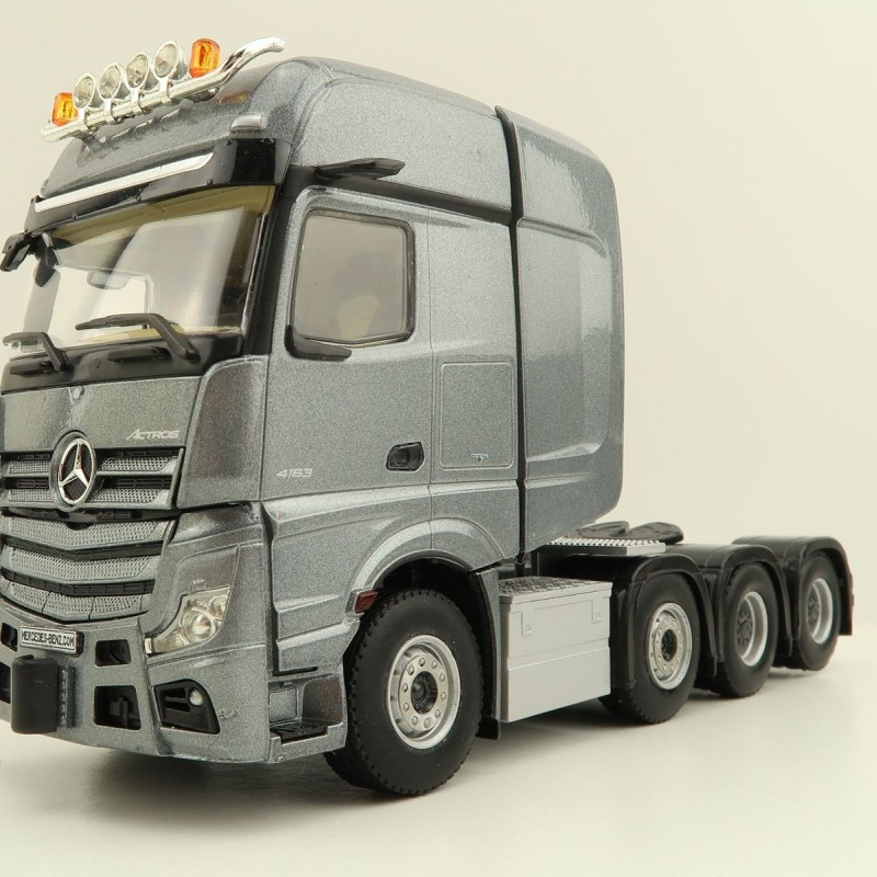 WSI 04-2142 Mercedes Benz Actros MP5 Giga Space 8x4 Prime Mover Truck - Scale 1:50