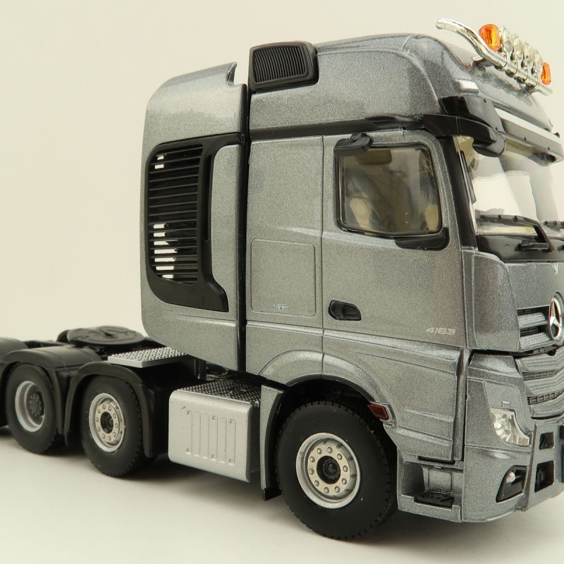 WSI 04-2142 Mercedes Benz Actros MP5 Giga Space 8x4 Prime Mover Truck - Scale 1:50